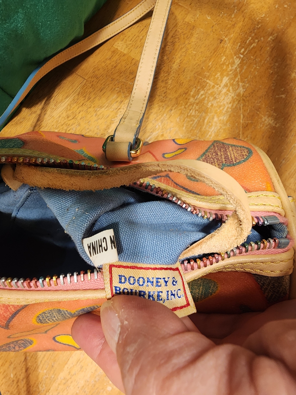 vintage Y2K Dooney & Bourke multicolor crayon hearts barrel bag - Picture 16 of 16